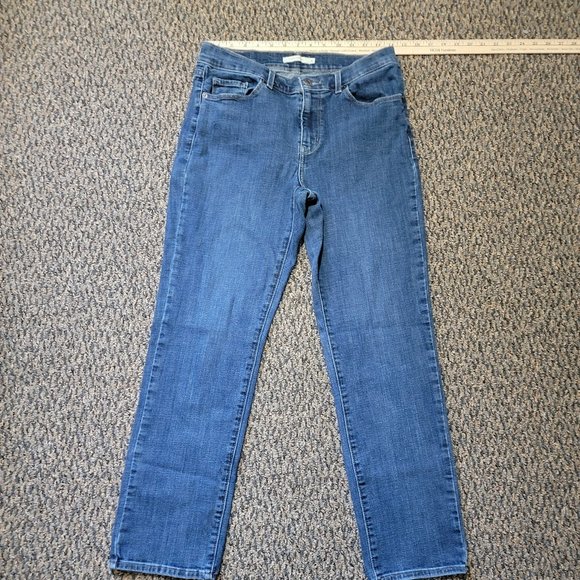 EUC Classic, perfect fit jeans With a little stretch. Made by Levi's. Size 8 - Picture 10 of 15